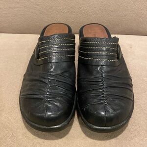 Bare Traps black mules/clogs called Poetta size 9.5 leather upper very soft